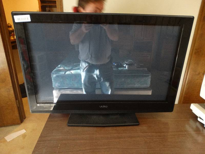 lot 355 image: 32 Vizio LCD tv