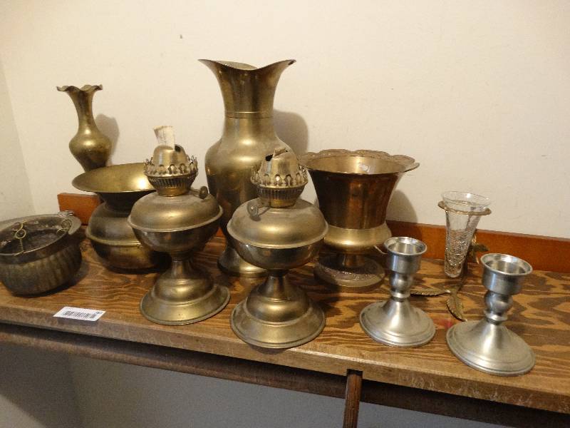 lot 360 image: Several pieces of brass decor