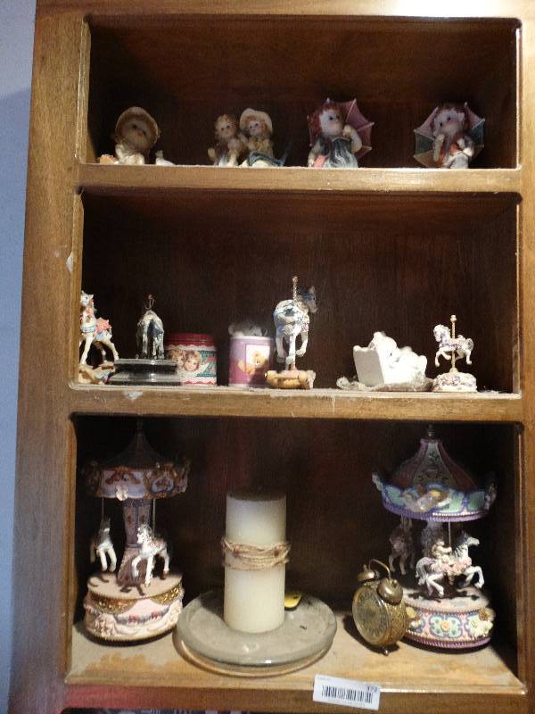 lot 372 image: Lot of various decor items.