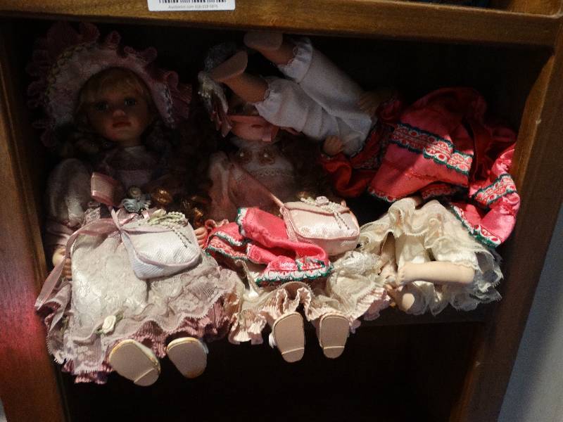 lot 373 image: Lot of various decor items.