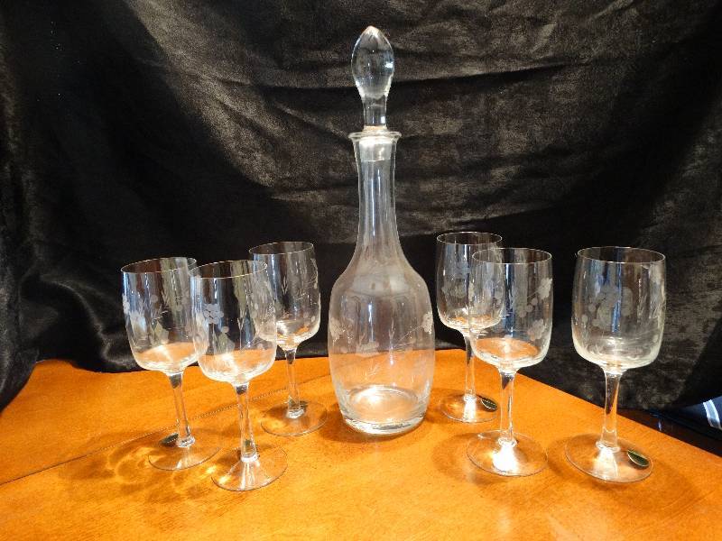 lot 375 image: Decanter w 6 wine glass set