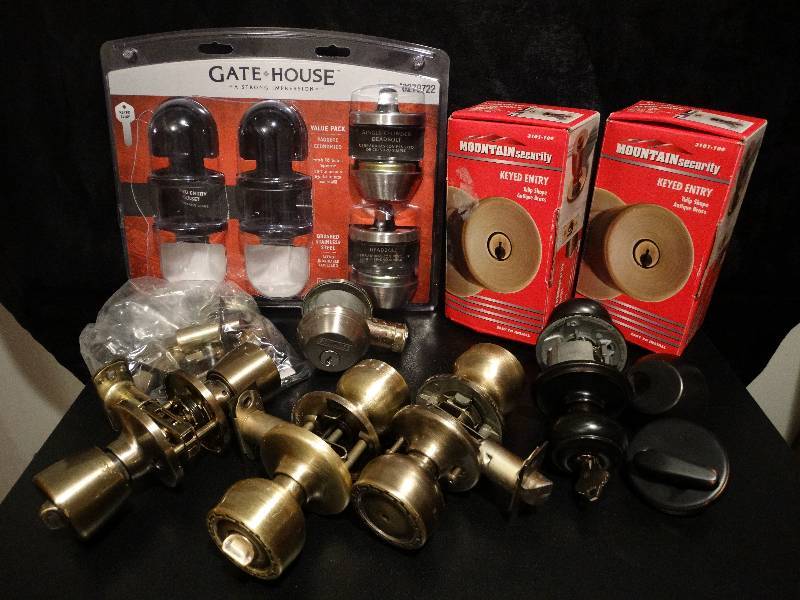 lot 401 image: Lot of door locksdead bolts