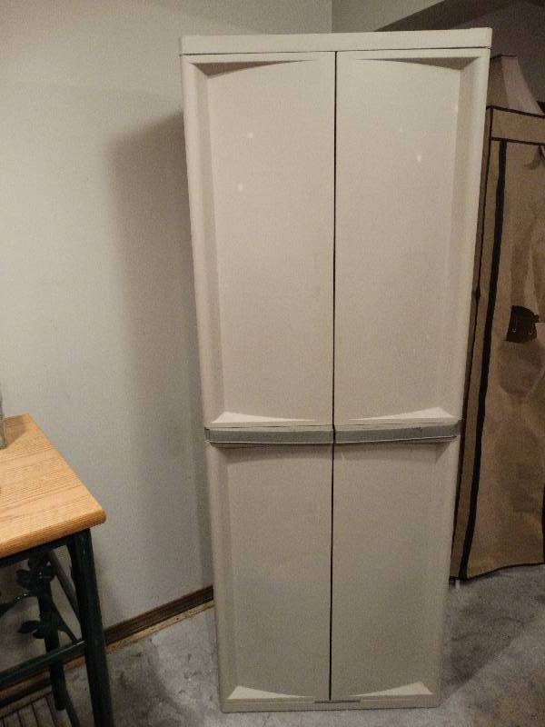 lot 402 image: Plastic 2 door storage cabinet