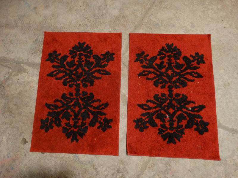 lot 404 image: 2 bath rugs