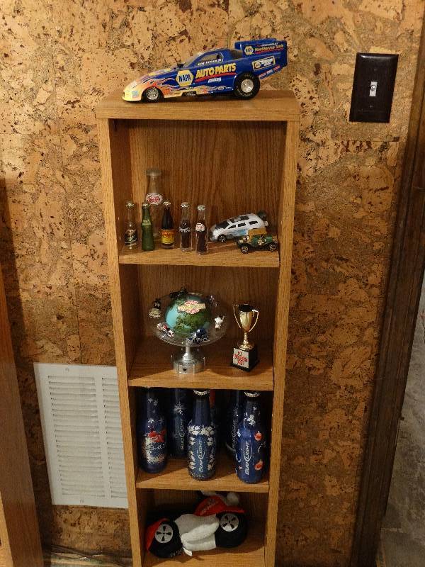 lot 420 image: Decor items on shelf