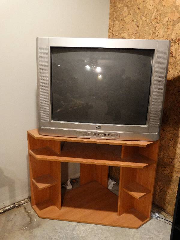 lot 423 image: TV & corner media stand