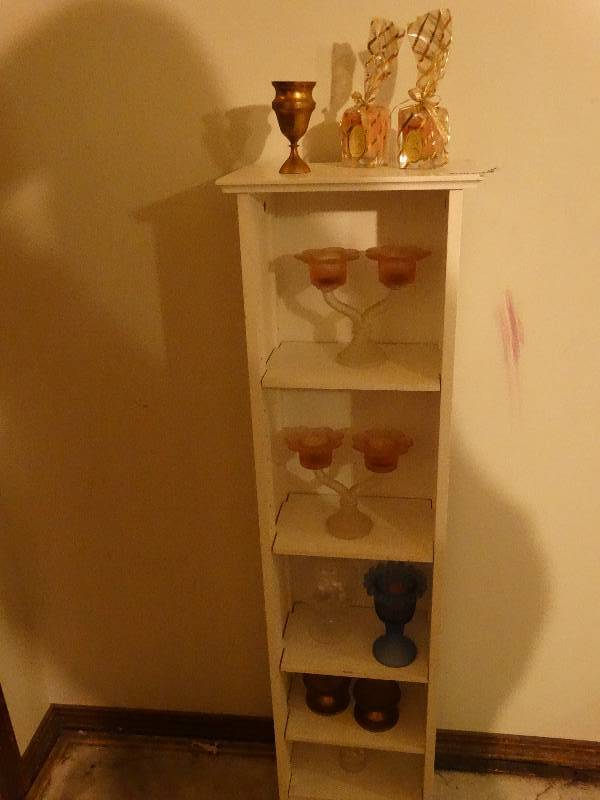 lot 425 image: Decor items on white shelf