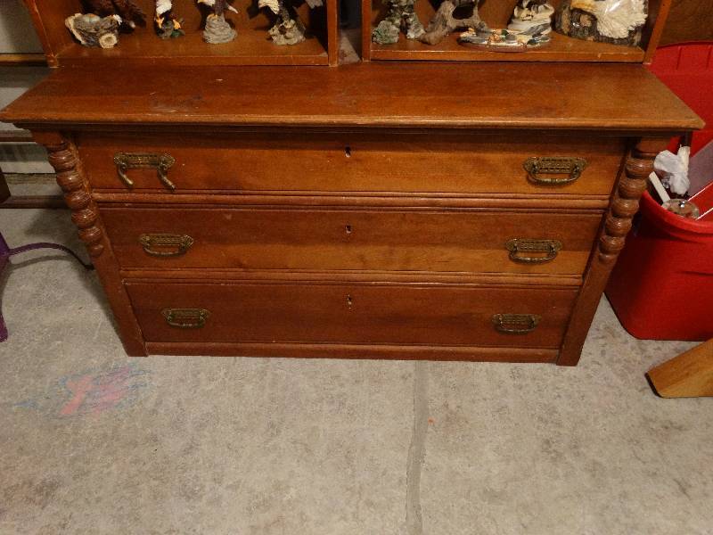 lot 429 image: Wood dresser