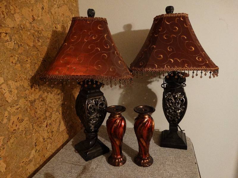 lot 431 image: 2 lamps w shades- 2 candle holders