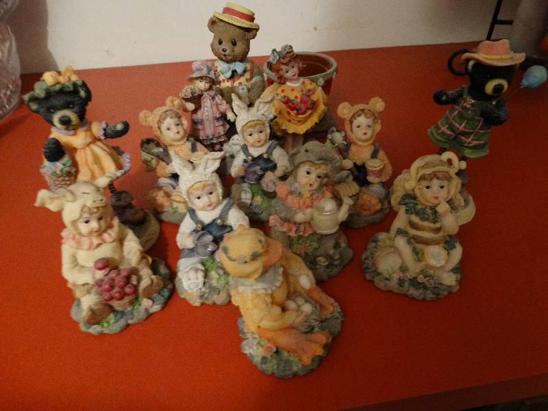 lot 433 image: Lot of various figurines