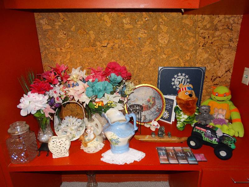 lot 441 image: Various collectables