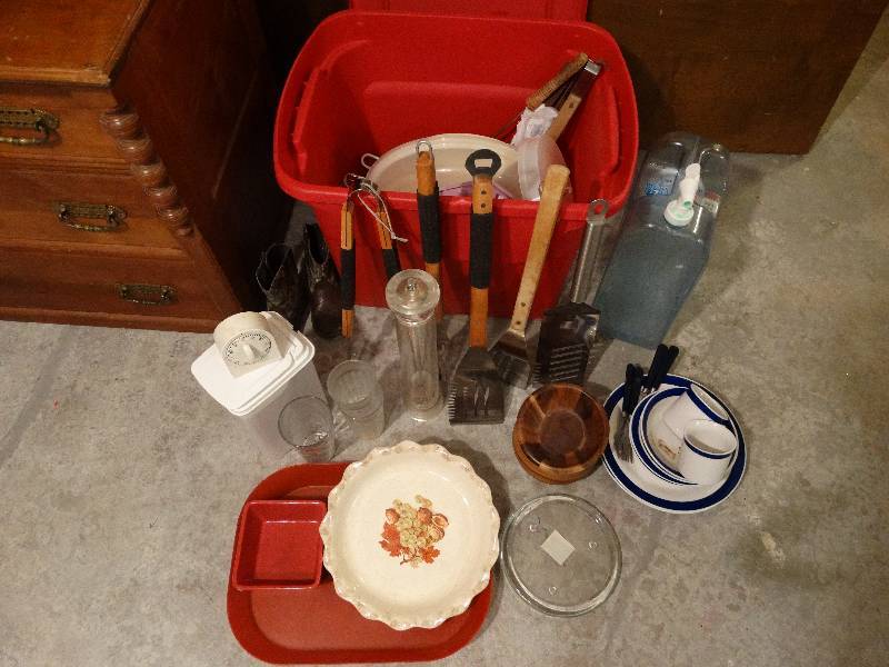 lot 447 image: Various collectables & decor w tote