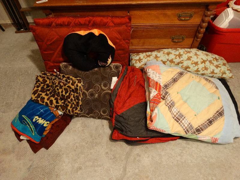 lot 448 image: Lot of linens
