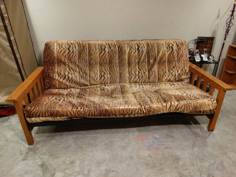 lot 449 image: Futon w mattress