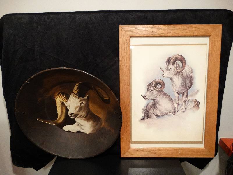 lot 455 image: 2 Wildlife wall decor