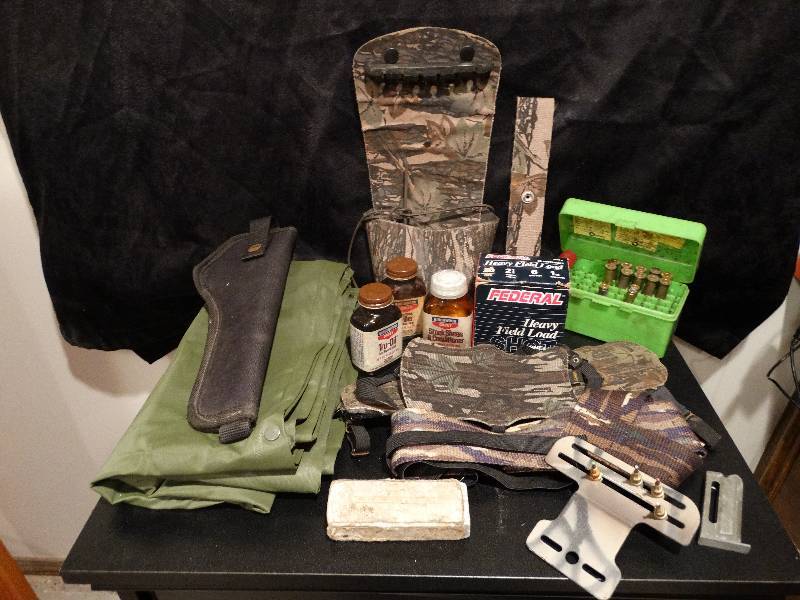 lot 460 image: Lot of various hunting gear & ammo