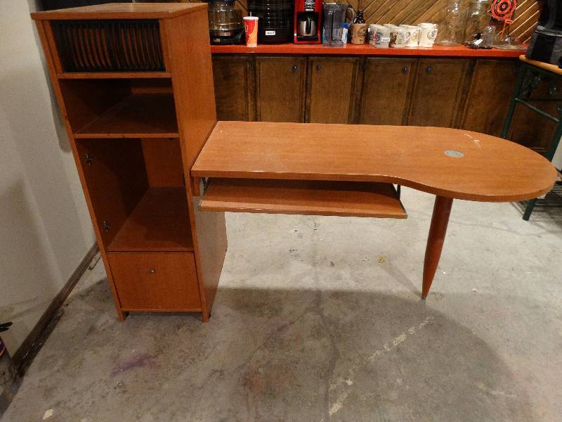 lot 462 image: Computer desk