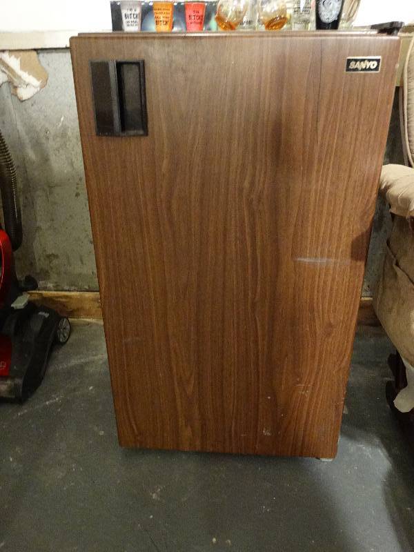 lot 530 image: Sanyo Mini Fridge - tested, works.