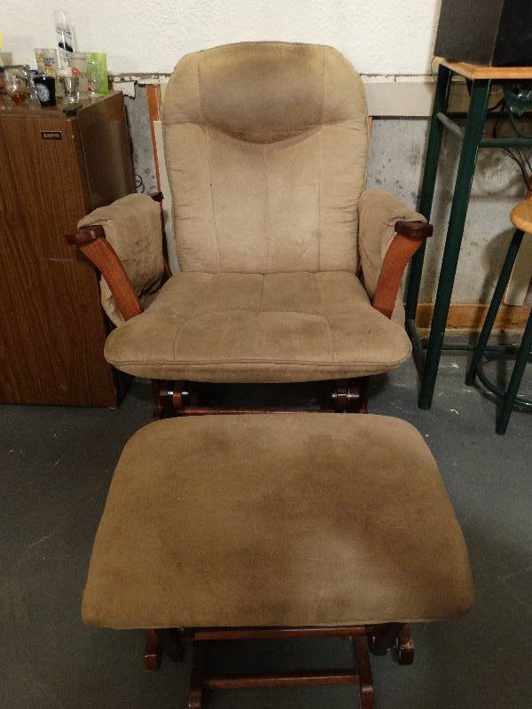 lot 531 image: Glider wottoman - arm needs tightened.