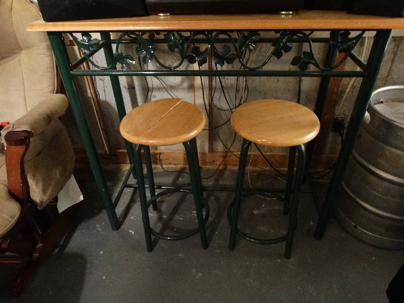 lot 536 image: Counter height table & 2 stools - 1 top needs repair.