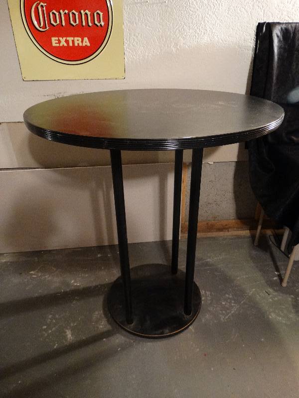 lot 537 image: Bar table