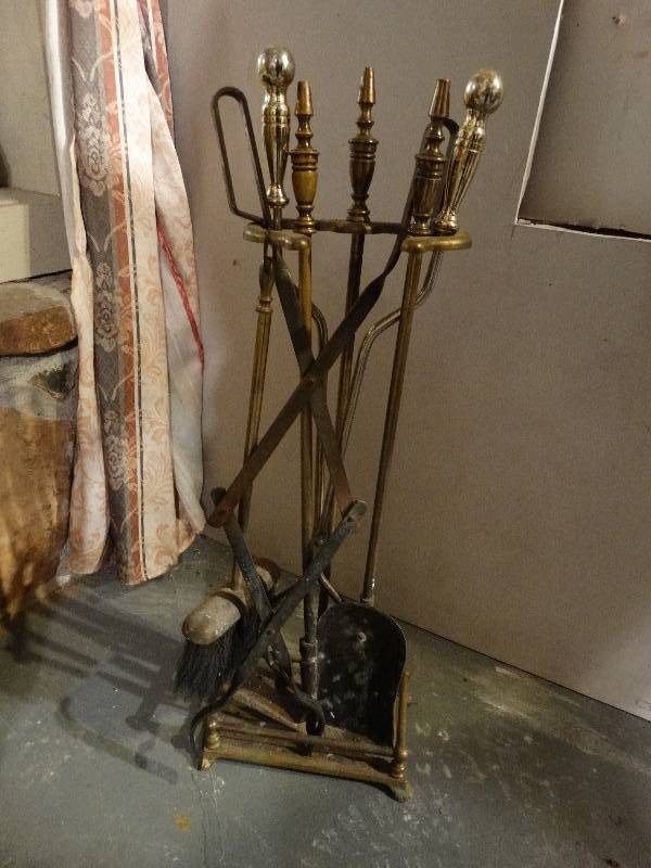 lot 539 image: Fireplace tools