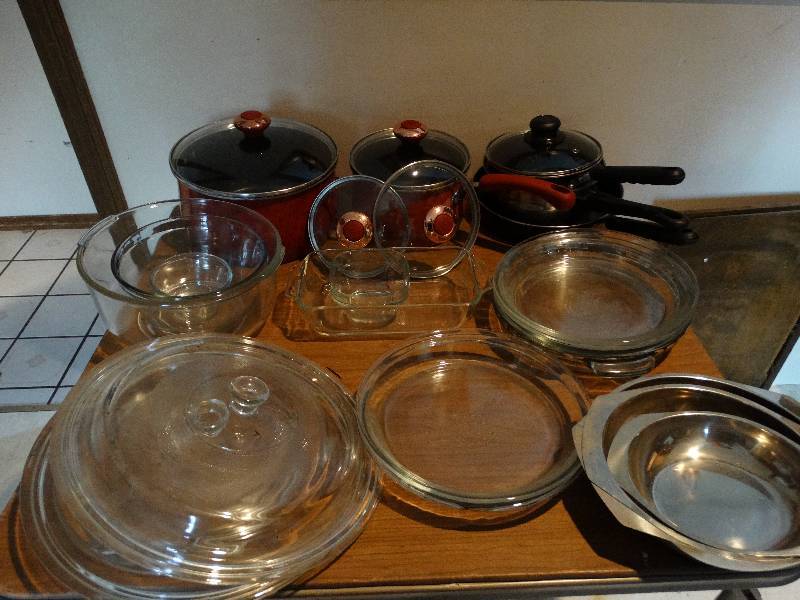lot 548 image: Lot of Kitchen and Bakeware.