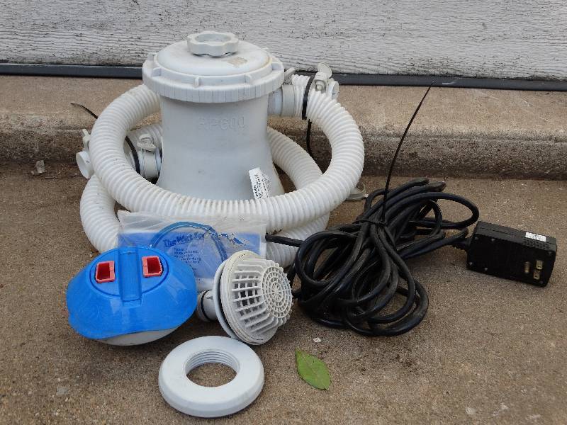 lot 711 image: Small Pool Filter and misc. accessories