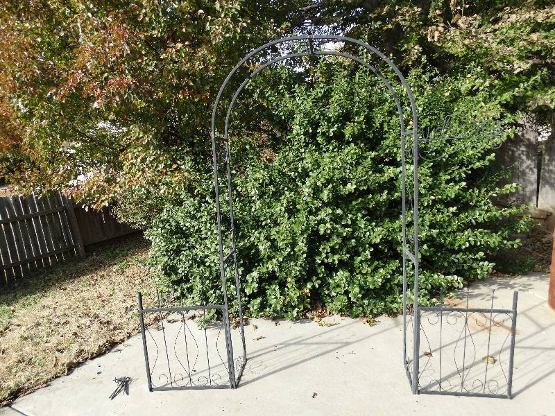 lot 717 image: Metal Archway
