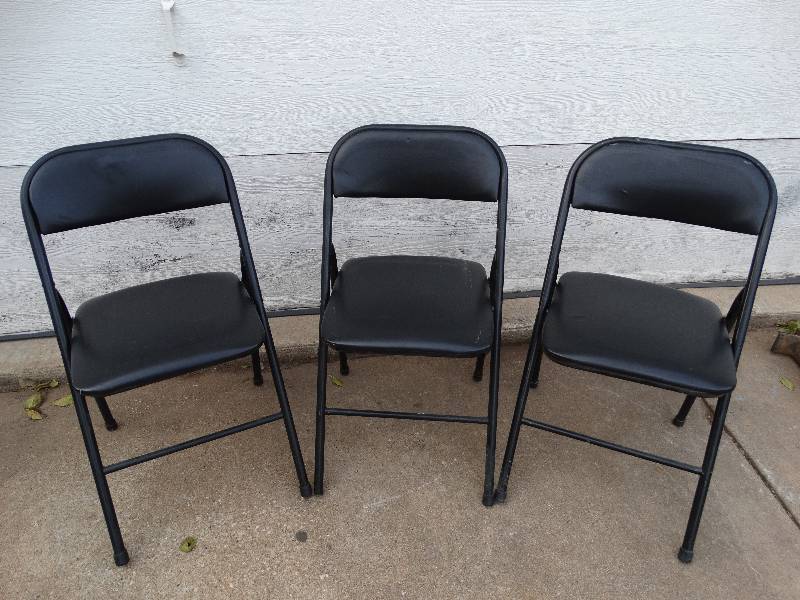 lot 723 image: 3 padded folding chairs
