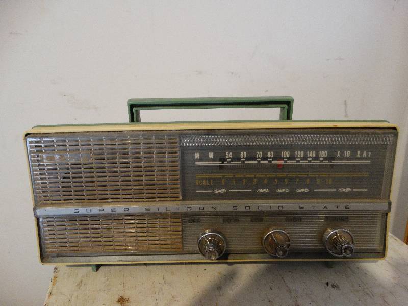 lot 726 image: Vintage Super Silicon Solid State Radio - untested.