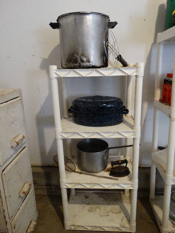 lot 730 image: Contents of shelf - shelf not included.