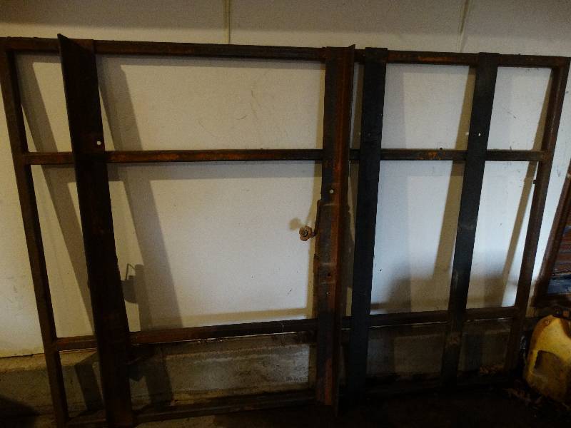 lot 740 image: Heavy large metal frame wjacks