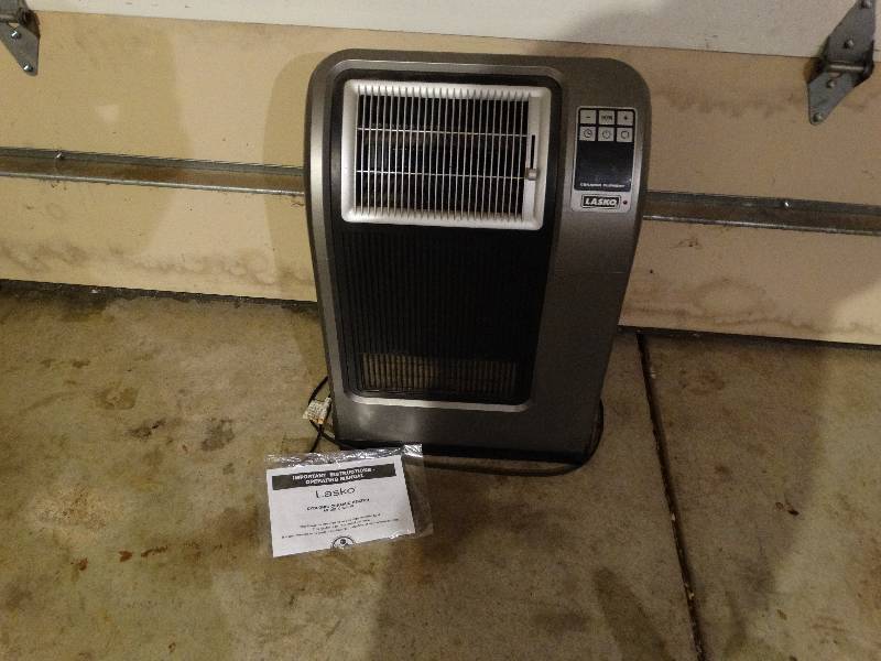 lot 757 image: Lasco ceramic element space heater