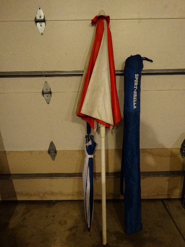 lot 772 image: Lot of 3 umbrellas. 1 Sun umbrella, 1 Sport Brella, 1 Vintage vinyl
