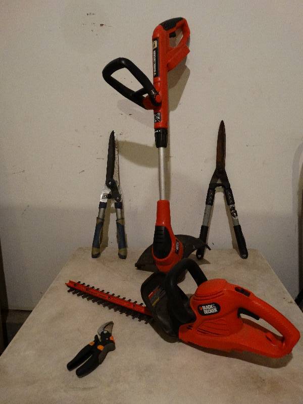 lot 776 image: Lot of outdoor tools - Sring trimmer needs battery, Hedge trimmers work.