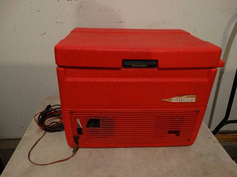 lot 787 image: Coleman Red mini Fridge cooler - works