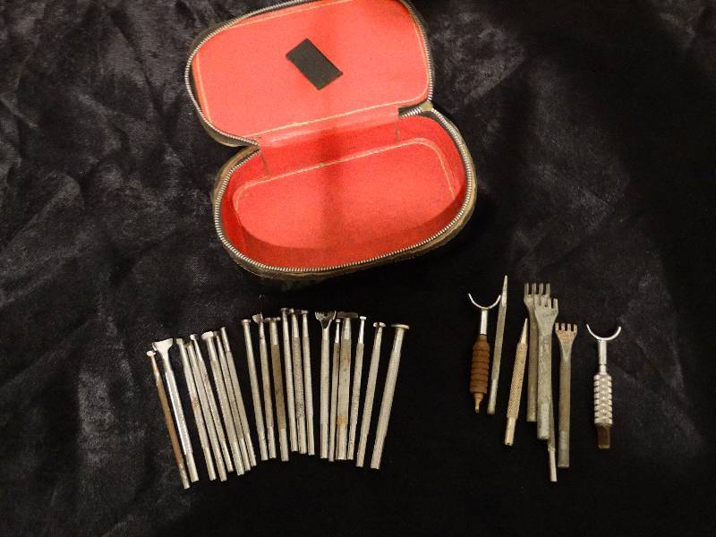 lot 790 image: Lot of 21 Craft Tool Co. USA tools & 7 vintage nonbrand leather working tools