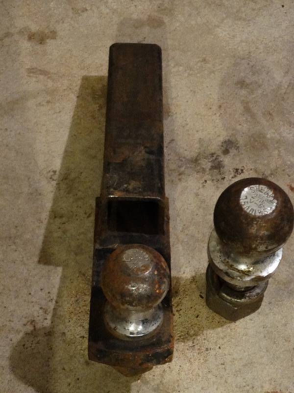 lot 796 image: Receiver Hitch w2 ball & 2 516 ball.