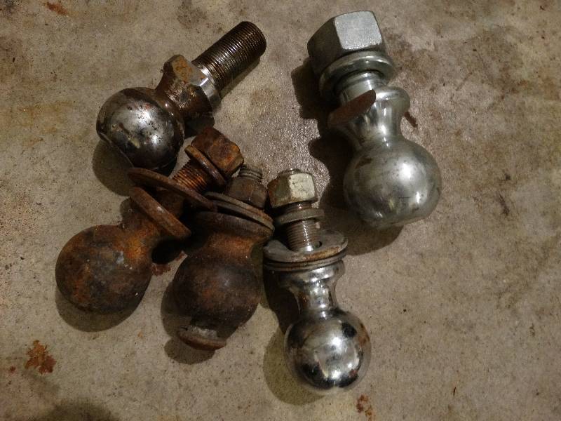 lot 800 image: Lot of 5 Receiver hitch balls