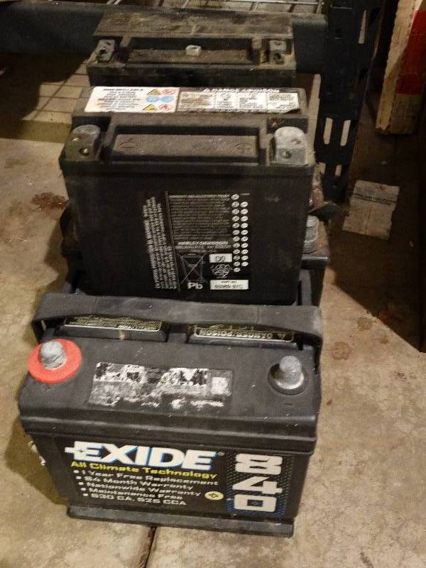 lot 803 image: Lot of 3 batteries