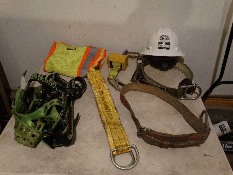 lot 808 image: Safety harness, belts, & hard hat.