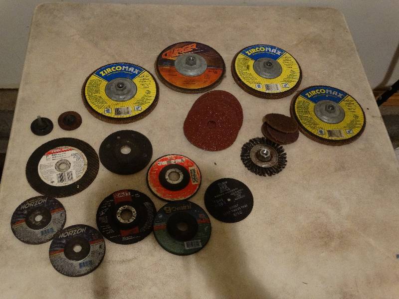 lot 810 image: Lot of sanding & grinding wheels