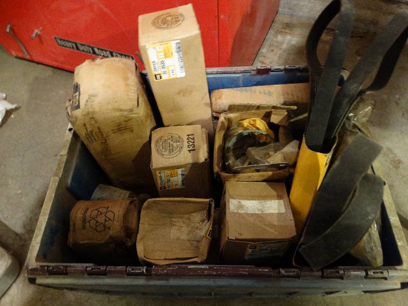 lot 814 image: Lot of Cat Parts & tote