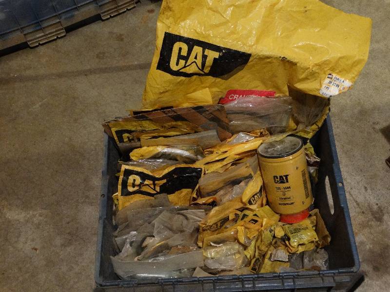 lot 815 image: Lot of Cat Parts & tote
