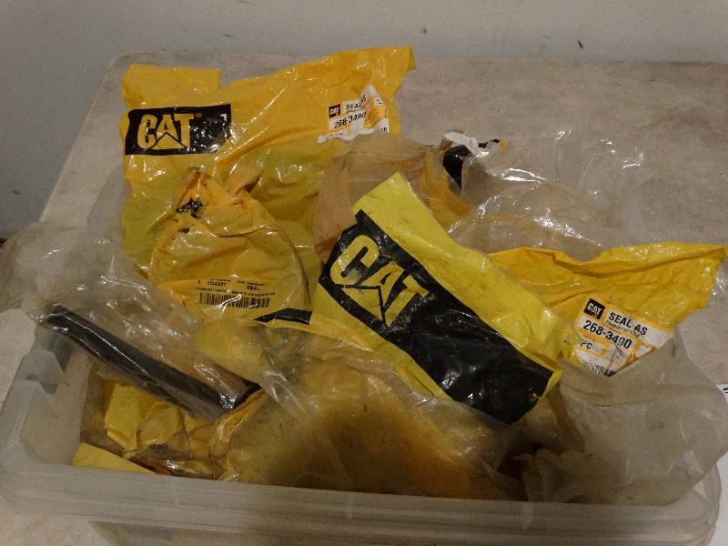 lot 816 image: Lot of Cat Parts & small tote