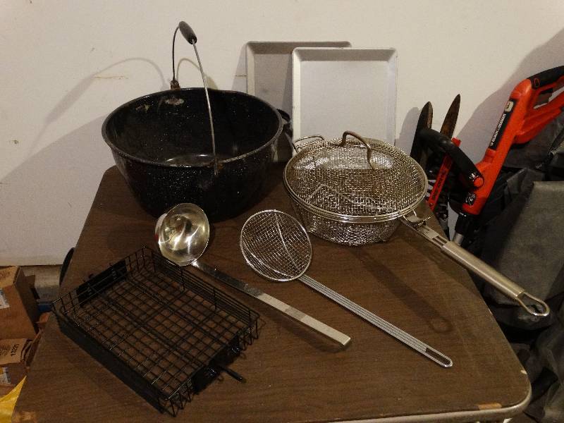 lot 823 image: Lot Cookingware