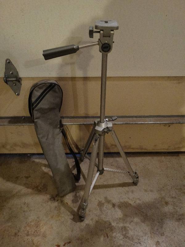 lot 829 image: Tripod