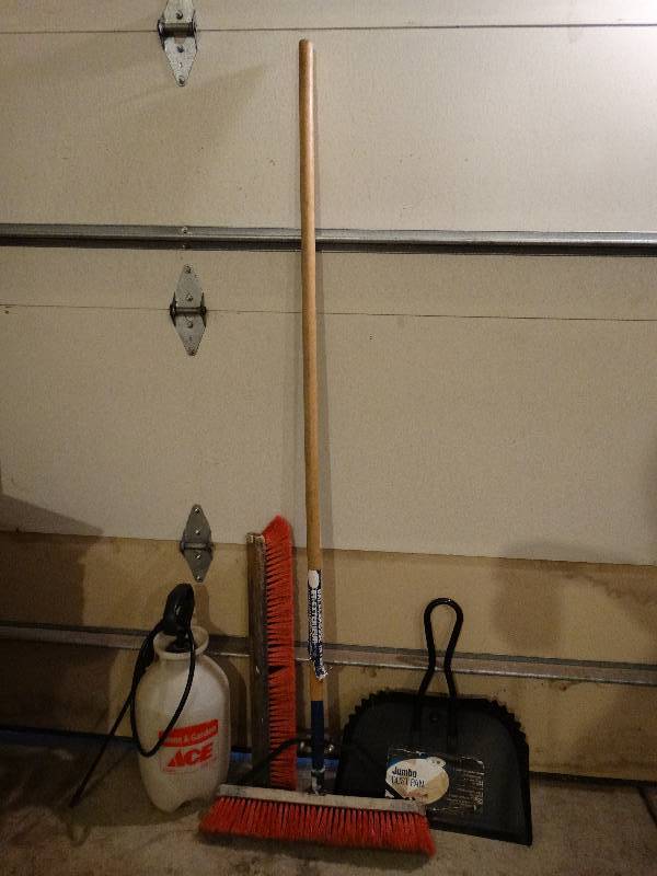 lot 830 image: Lot of cleaning supplies - Broom, Dust Pan, Sprayer