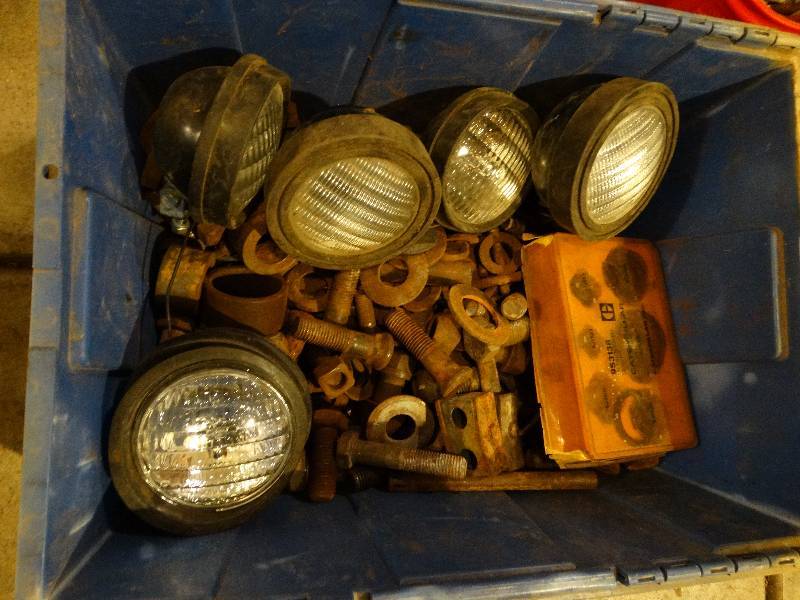 lot 834 image: Lot of Misc. CAT bolts, light.